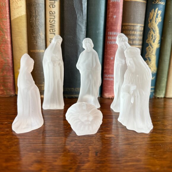 Vintage 6 Pc Satin Glass Miniature Nativity Set - Picture 3 of 9